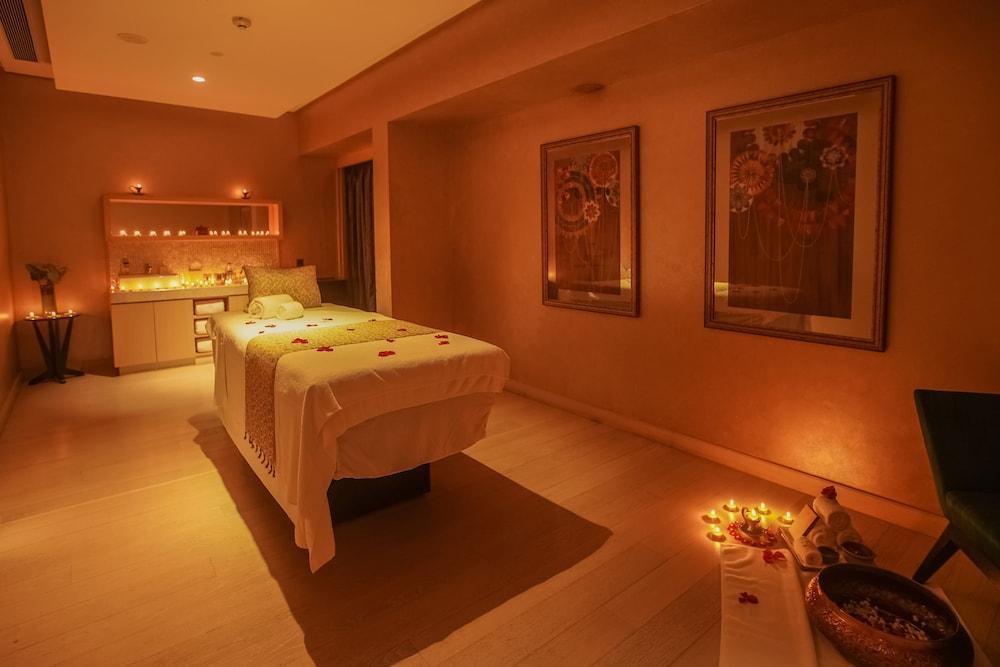 Отель Taj Santacruz Мумбаи Экстерьер фото A spa treatment room