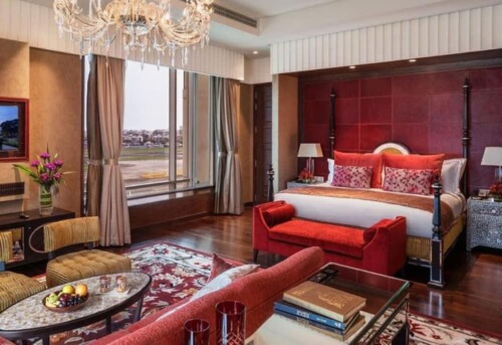 Отель Taj Santacruz Мумбаи Экстерьер фото A suite at the Taj Mahal Palace