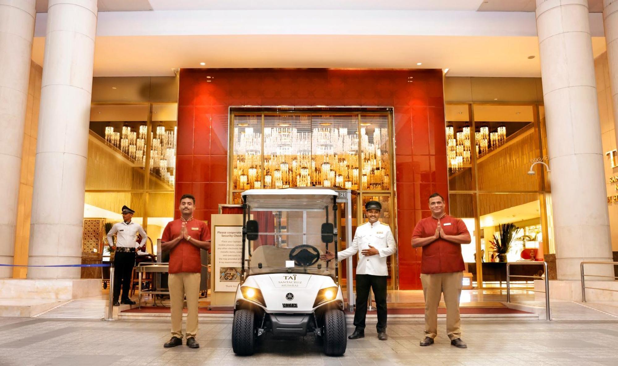 Отель Taj Santacruz Мумбаи Экстерьер фото The lobby of the Taj Bengal