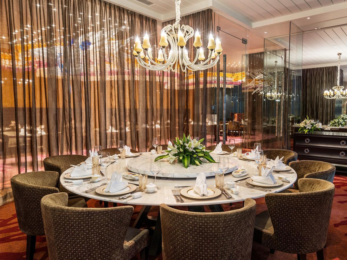 Отель Taj Santacruz Мумбаи Экстерьер фото A private dining room at a restaurant in Singapore