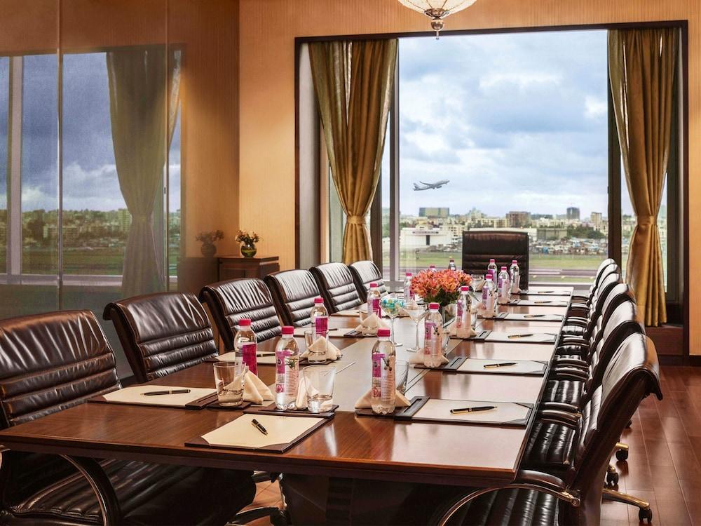Отель Taj Santacruz Мумбаи Экстерьер фото Meeting room